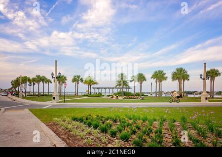 Un uomo in bicicletta al Waterfront Park vicino al Ponte dei Lions, 10 aprile 2015, a St. Augustine, Florida. Il parco dispone di sentieri pavimentati per passeggiate. Foto Stock