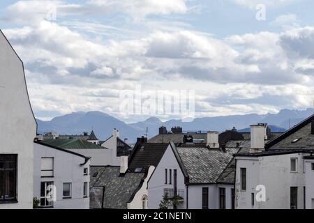Vecchia città storica di close-up, tetti di colore grigio con cielo blu Foto Stock