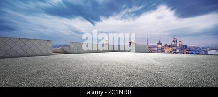 terreno vuoto con moderno paesaggio urbano di notte a new york Foto Stock