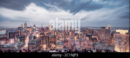 vista aerea dello skyline della città moderna di new york al nigth Foto Stock