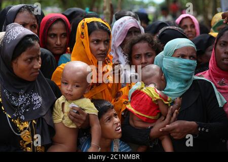 La gente di Rohingya si riunisce per raccogliere gli aiuti alimentari al campo profughi di Thangkhali a Cox's Bazar, Bangladesh, giovedì 5 ottobre 2017. Foto Stock