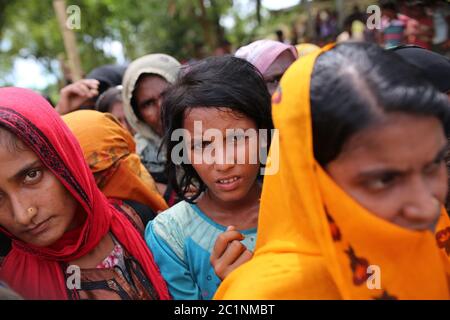 La gente di Rohingya si riunisce per raccogliere gli aiuti alimentari al campo profughi di Thangkhali a Cox's Bazar, Bangladesh, giovedì 5 ottobre 2017. Foto Stock