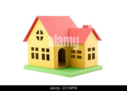 Cartoncino colorato giocattolo casa isolata su bianco con tracciato di ritaglio Foto Stock