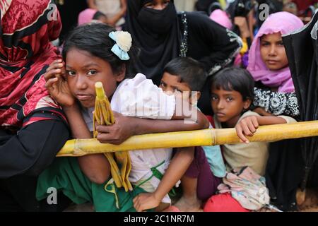 La gente di Rohingya si riunisce per raccogliere gli aiuti alimentari al campo profughi di Thangkhali a Cox's Bazar, Bangladesh, giovedì 5 ottobre 2017. Foto Stock