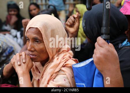 La gente di Rohingya si riunisce per raccogliere gli aiuti alimentari al campo profughi di Thangkhali a Cox's Bazar, Bangladesh, giovedì 5 ottobre 2017. Foto Stock