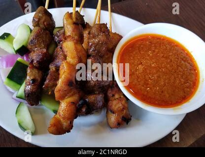 Satay di pollo malese sui bastoni con salsa di arachidi Foto Stock