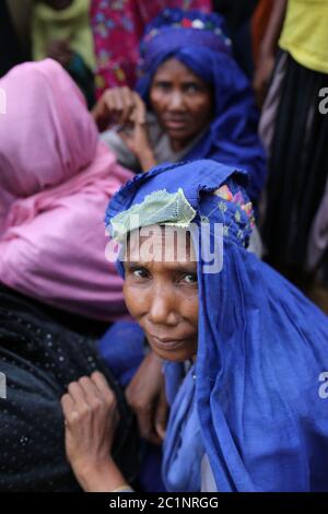 La gente di Rohingya si riunisce per raccogliere gli aiuti alimentari al campo profughi di Thangkhali a Cox's Bazar, Bangladesh, giovedì 5 ottobre 2017. Foto Stock