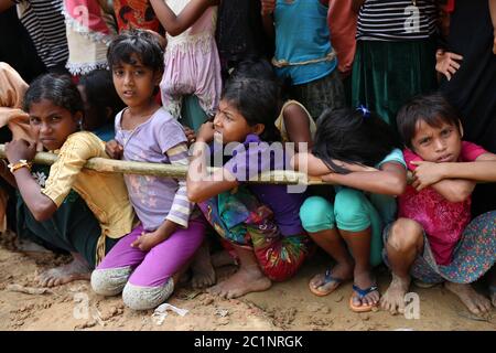 La gente di Rohingya si riunisce per raccogliere gli aiuti alimentari al campo profughi di Thangkhali a Cox's Bazar, Bangladesh, giovedì 5 ottobre 2017. Foto Stock