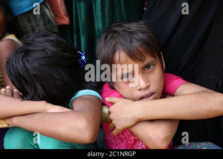 La gente di Rohingya si riunisce per raccogliere gli aiuti alimentari al campo profughi di Thangkhali a Cox's Bazar, Bangladesh, giovedì 5 ottobre 2017. Foto Stock