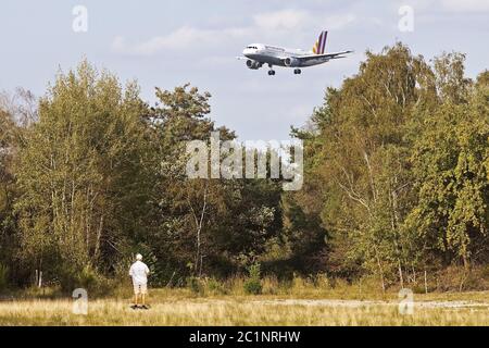 Piano avvicinando la natura reservat Wahner Heide, Koeln-Bonn Airport, Colonia, Germania, Europa Foto Stock