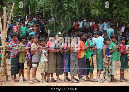 La gente di Rohingya si riunisce per raccogliere gli aiuti alimentari al campo profughi di Thangkhali a Cox's Bazar, Bangladesh, giovedì 5 ottobre 2017. Foto Stock