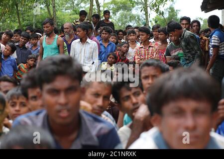 La gente di Rohingya si riunisce per raccogliere gli aiuti alimentari al campo profughi di Thangkhali a Cox's Bazar, Bangladesh, giovedì 5 ottobre 2017. Foto Stock