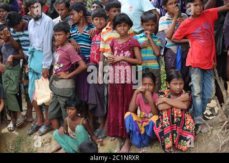 La gente di Rohingya si riunisce per raccogliere gli aiuti alimentari al campo profughi di Thangkhali a Cox's Bazar, Bangladesh, giovedì 5 ottobre 2017. Foto Stock