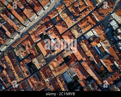 Vecchie case con tetti rosso-arancio a Dubrovnik in Croazia Foto Stock