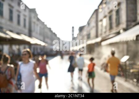 Strada offuscata della città vecchia con persone a piedi a Dubrovnik in Croazia Foto Stock
