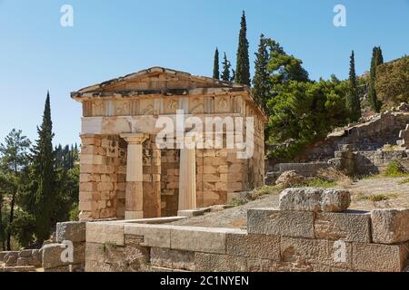 Il tesoro ateniese a Delfi, in Grecia, in una giornata estiva. Foto Stock