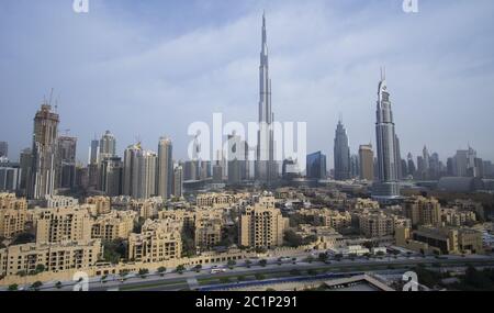 Il Burj Khalifa e il centro cittadino di Dubai all'alba Foto Stock