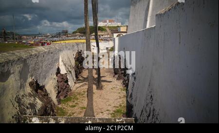 Vista esterna di Elmina e del castello e della fortezza e di Fort Coenraadsburg, Ghana Foto Stock