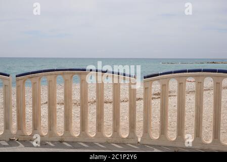 Sedie a sdraio e grandi, piccole, pietre rotonde sul Mediterraneo nella provincia di Alicante, Spagna Foto Stock