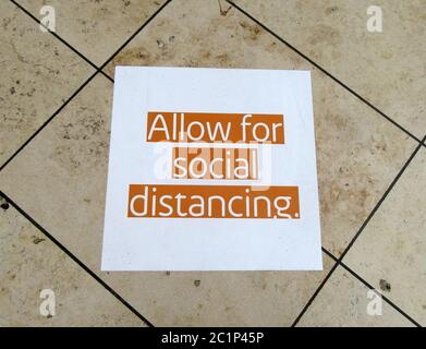 Milton Keynes, Regno Unito. 15 giugno 2020. Un avviso di allontanamento sociale è visto al piano di un centro commerciale. I negozi non essenziali sono stati riaperti oggi sia nel 'Intu Shopping Centre' che nel 'center:mk' a Milton Keynes, per la prima volta dal coronavirus (Covid-19) pandemic lock. Per tutti i negozi erano in vigore misure di distanziamento sociale, tra cui un sistema unidirezionale per gli acquirenti e un sacco di code in entrambi i centri commerciali. Credit: SOPA Images Limited/Alamy Live News Foto Stock