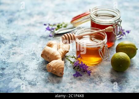 Cibo sano e tavolo con diversi tipi di miele di zenzero fresco e calce Foto Stock