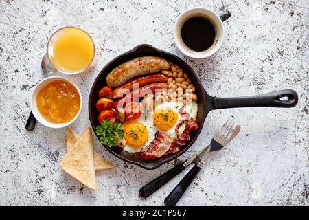 La deliziosa prima colazione inglese in ferro padella di cottura Foto Stock