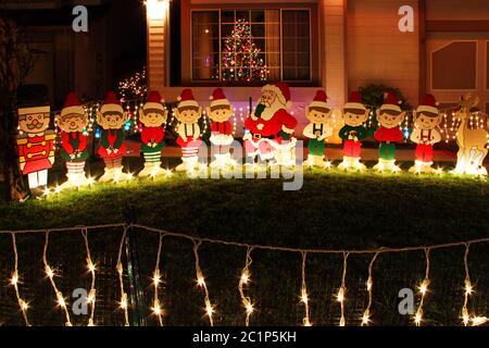 Natale ornamenti decorativi in giardino contro lo sfondo della casa Foto Stock