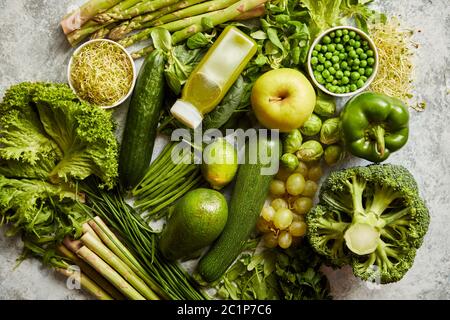 Verde antiossidante ortaggi organici, frutta ed erbe poste su pietra grigia Foto Stock