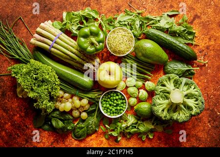 Verdure fresche a foglia verde e assortimento di frutta e collocato su un metallo arrugginito Foto Stock