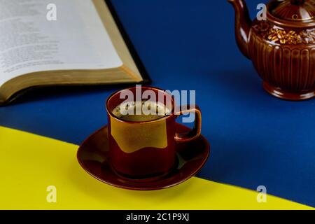 Newyork NY GIUGNO 11 2020: Tazza di caffè mentre la mattina legge sulla Bibbia cristiana Santa Foto Stock