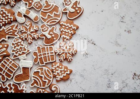 Assortimento di pan di zenzero fresco biscotti di Natale in varie forme Foto Stock