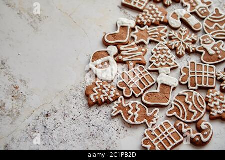 Assortimento di pan di zenzero fresco biscotti di Natale in varie forme Foto Stock