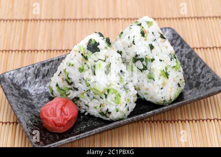 Onigiri, il cibo Giapponese, Giapponese palla di riso, riso triangolo con nozawana shirasu Foto Stock