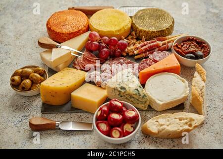 Delizioso mix di diversi spuntini e stuzzichini Foto Stock