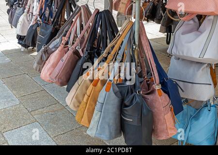 Borse per la vendita su un mercato in stallo in Germania Foto Stock