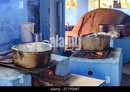 Cucina rustica all'interno del Brasile con stufa a legna e forno di argilla Foto Stock