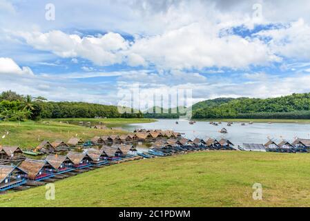 I gommoni di bambù sono un ristorante galleggiante Foto Stock