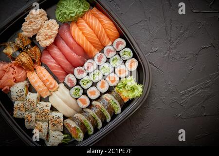 Vari tipi di sushi sul piatto o vassoio impostato