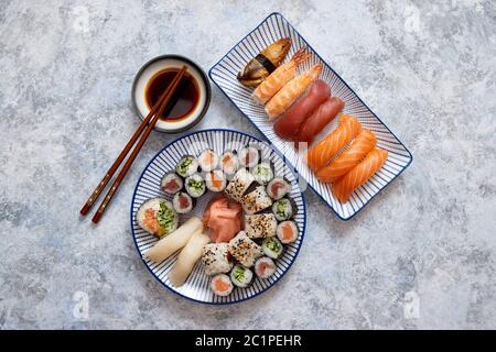 Cibo asiatico assortimento. Vari rotoli di sushi poste su piastre in ceramica Foto Stock