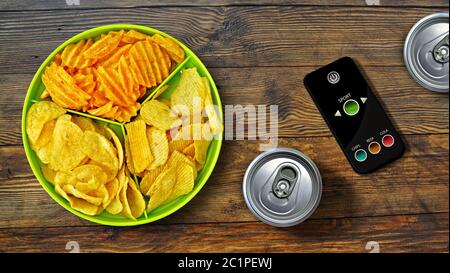 Set di tifosi di calcio - patatine, cola, birra - speciale telecomando e bevande Foto Stock