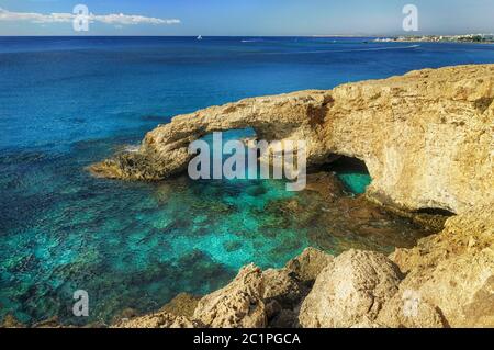 Splendido arco naturale di roccia vicino ad Ayia Napa, cavo Greco e Protaras sull'isola di Cipro Foto Stock