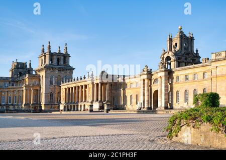 Blenheim Palace al primo mattino luce di primavera all'alba. Woodstock, Oxfordshire, Inghilterra Foto Stock