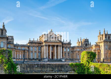 Blenheim Palace al primo mattino luce di primavera all'alba. Woodstock, Oxfordshire, Inghilterra Foto Stock