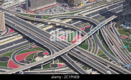 Urbano moderno multi-livello di incroci stradali nel centro cittadino di Dubai vista dalla cima stock footage video Foto Stock