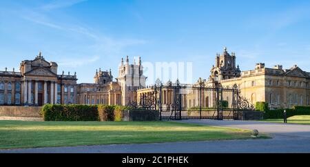 Blenheim Palace al primo mattino luce di primavera all'alba. Woodstock, Oxfordshire, Inghilterra. Panoramica Foto Stock