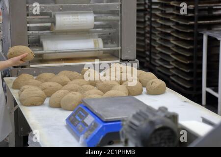 Attrezzature industriali e macchinari presso la fabbrica di pane e dolci Foto Stock