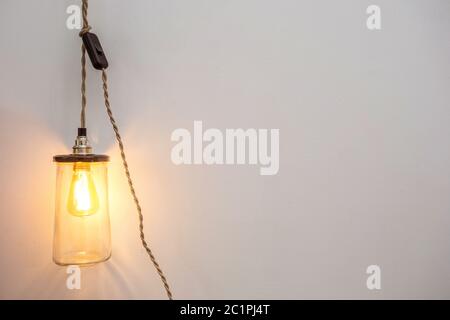 Bella retrò interni di lusso la lampadina di illuminazione arredo lampada incandescente in una casa moderna texture di sfondo Foto Stock