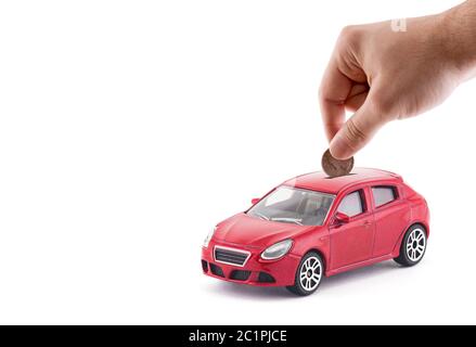 Mettere una moneta nell'auto coin bank su sfondo bianco Foto Stock