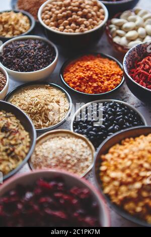 Assortimento di tipi diversi organici di alimenti naturali e superfoods Foto Stock