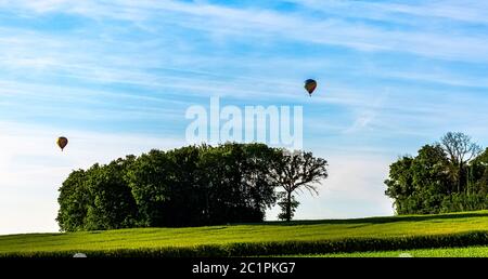 Mongolfiere sui campi francesi - Dinan, Francia Foto Stock